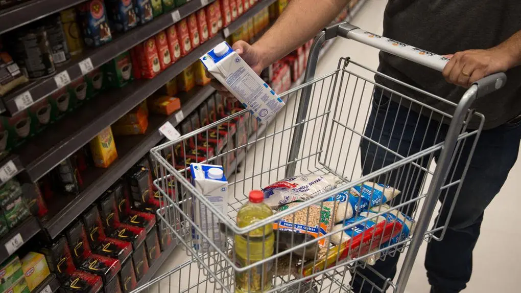 Foto de consumidor fazendo compras em supermercado de Fortaleza.
