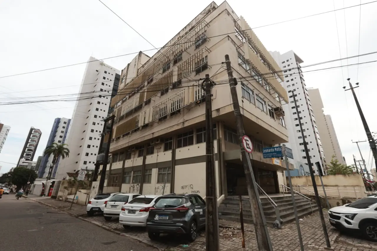 Prédio de seis pavimentos, incluindo subssolo, na esquina das ruas Leonardo Mota e Maria Tomásia, no bairro Aldeota, em Fortaleza.