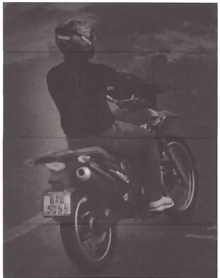 imagem preto e branco suspeito em uma moto.