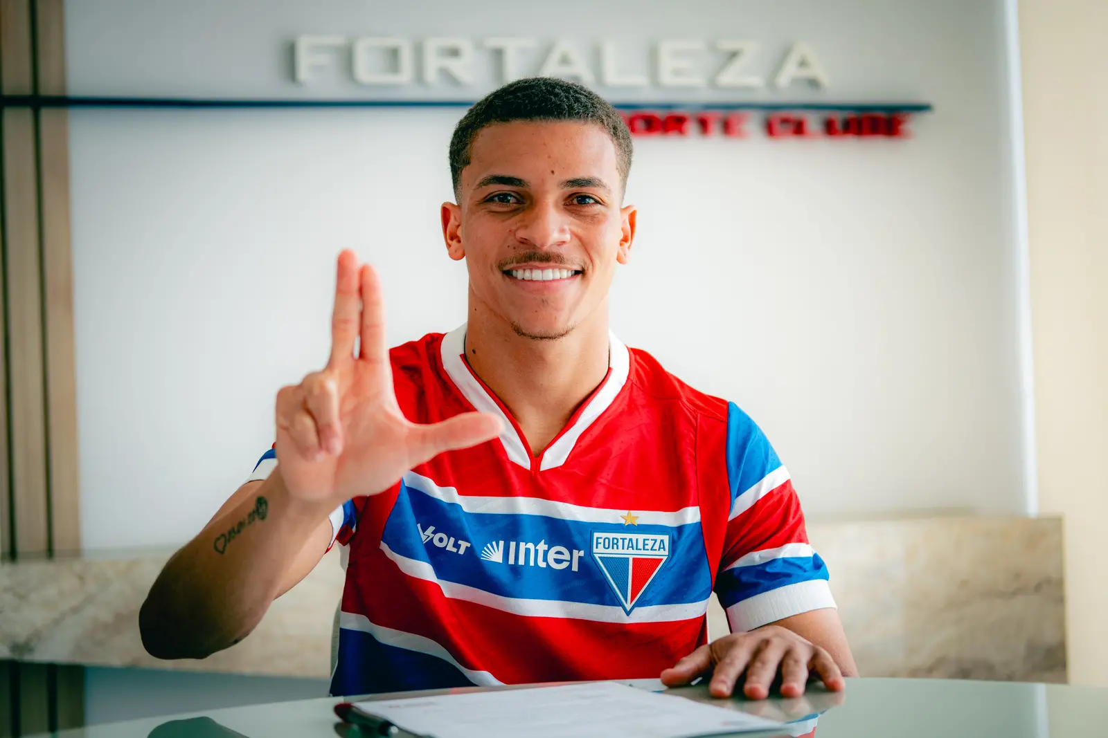 Rodriguinho em ação pelo Fortaleza