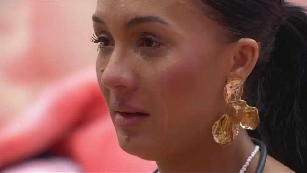 foto de Maxiane chorando após a eliminação de Sarah no BBB 26.