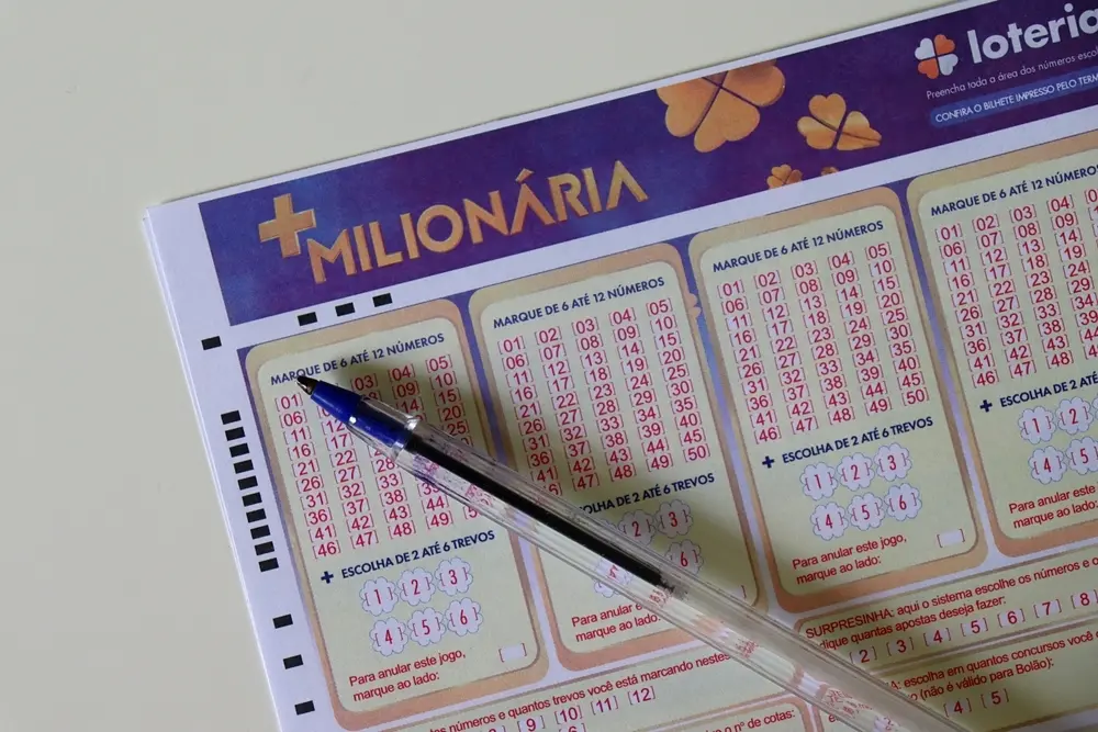 Imagem de uma cartela de apostas da sorte com números e um bolígrafo, voltada para a palavra-chave 'milionária', destacando uma estratégia de apostas e entretenimento.
