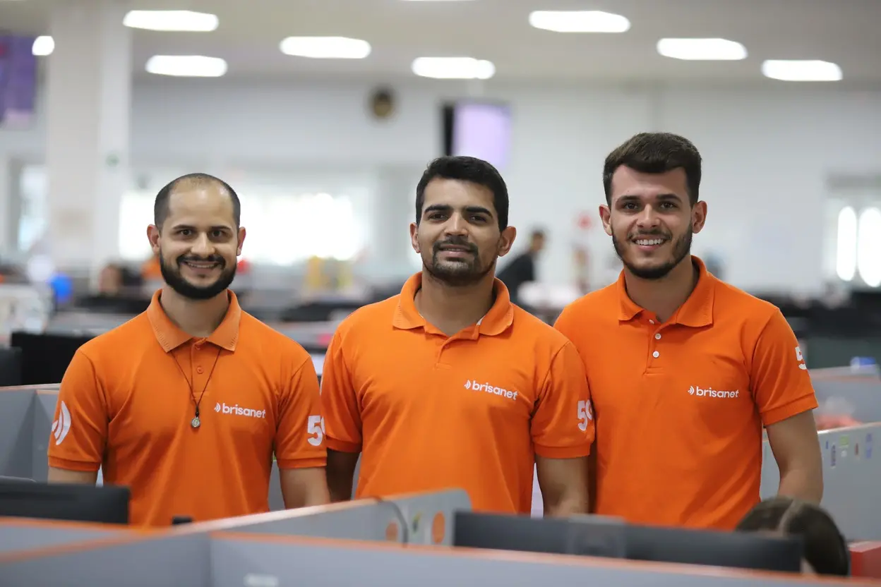 Imagem mostra funcionários da Brisanet.