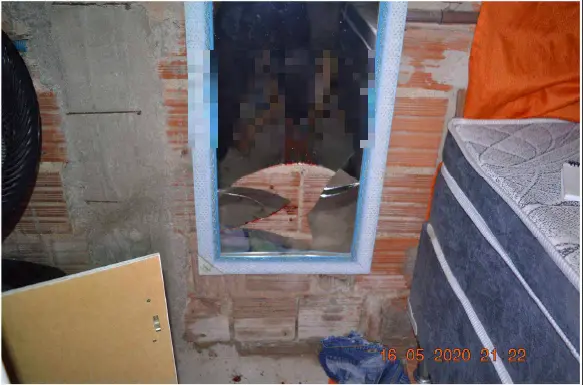 cena local do crime espelho pedaço arrancado, casa, pericia.