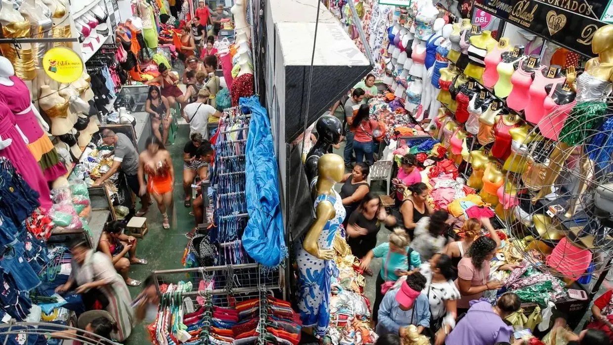 A imagem mostra o movimento do comércio popular de fortaleza.