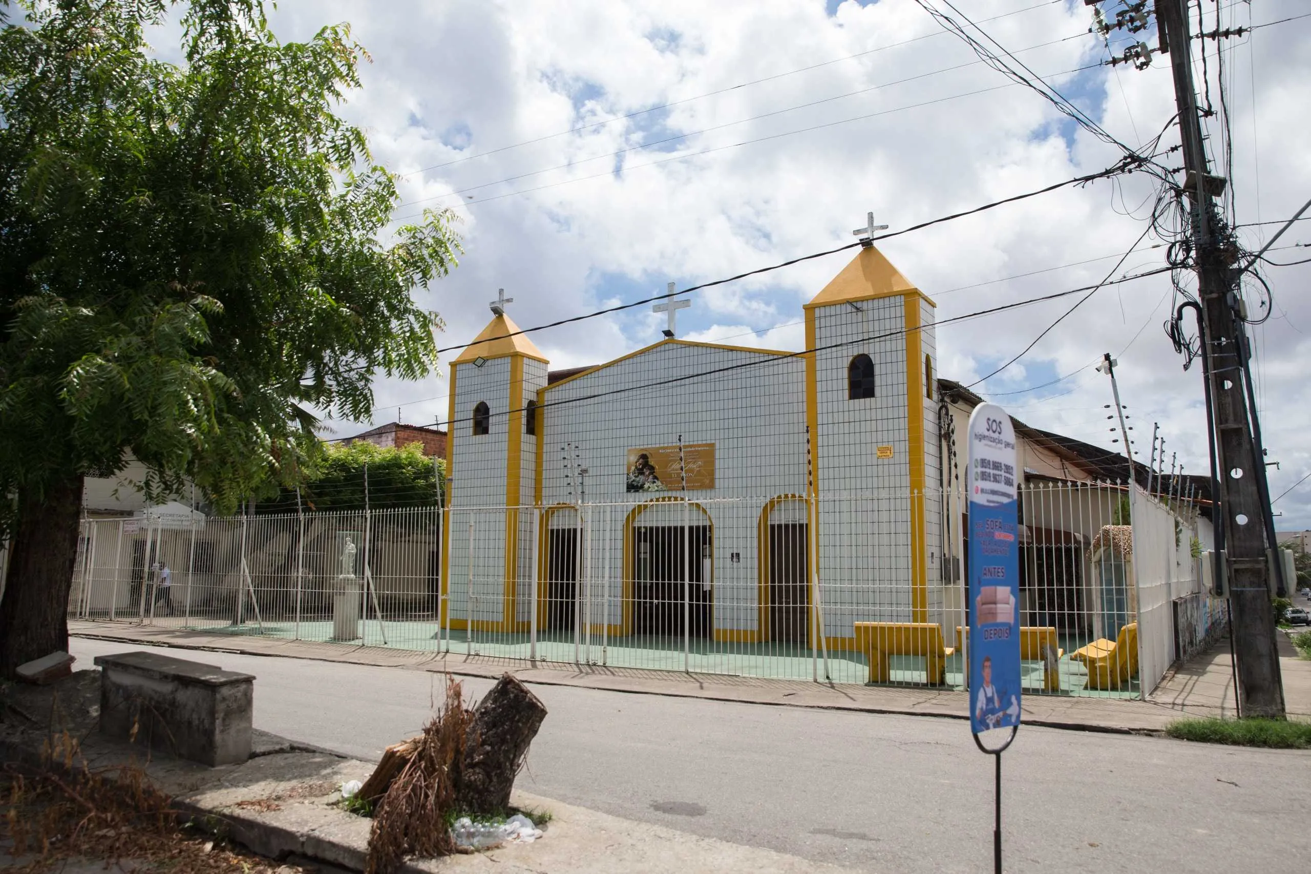 Capela São José, a poucos metros da Escola Denizard Macêdo, cedeu espaço para crianças da escola em reforma terem aulas.