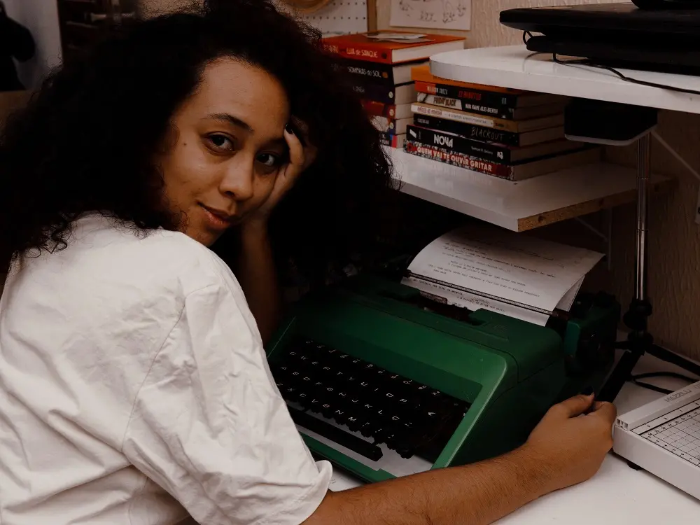 A escritora cearense Kinaya Black é um dos cinco primeiros nomes brasileiros a integrar o catálogo da editora Aleph.