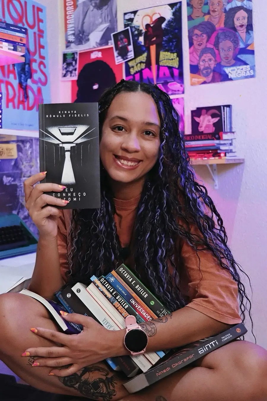 Kinaya com um exemplar de 'Eu Conheço Uzomi', seu segundo livro publicado.