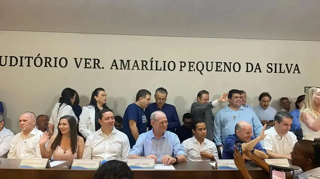 Ciro Gomes ao lado de lideranças políticas, entre eles o prefeito de Juazeiro do Norte, Glêdson Bezerra, o ex-prefeito de Fortaleza, Roberto Cláudio, o ex-deputado Capitão Wagner e o deputado estadual Pastor Alcides. O grupo estava na Câmara de Juazeiro do Norte durante homenagem ao ex-ministro.