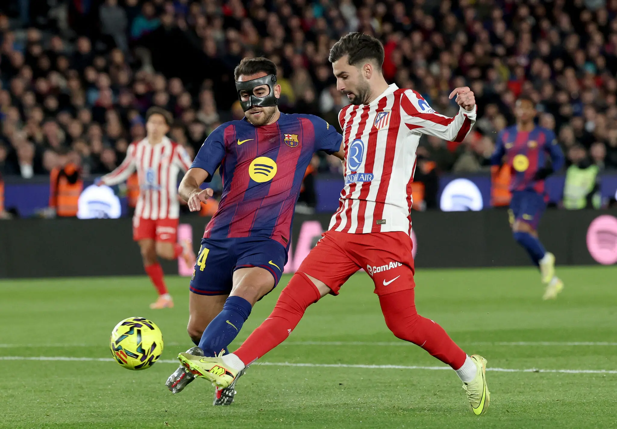 Foto de Eric Garcia, do Barcelona, e Alex Baena, do Atlético de Madrid