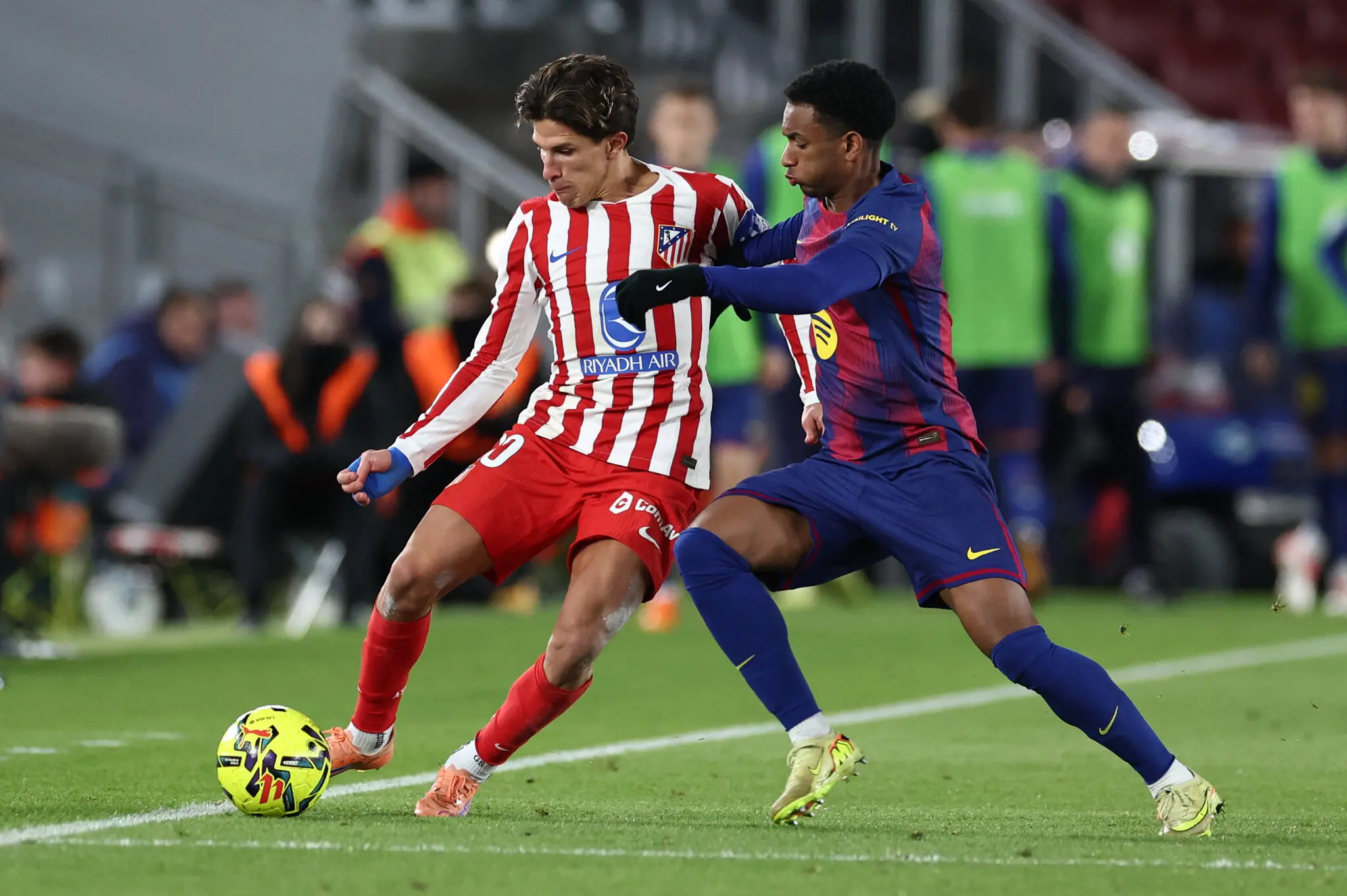 Foto de Giuliano Simeone, do Atlético de Madrid, e Alex Balde, do Barcelona