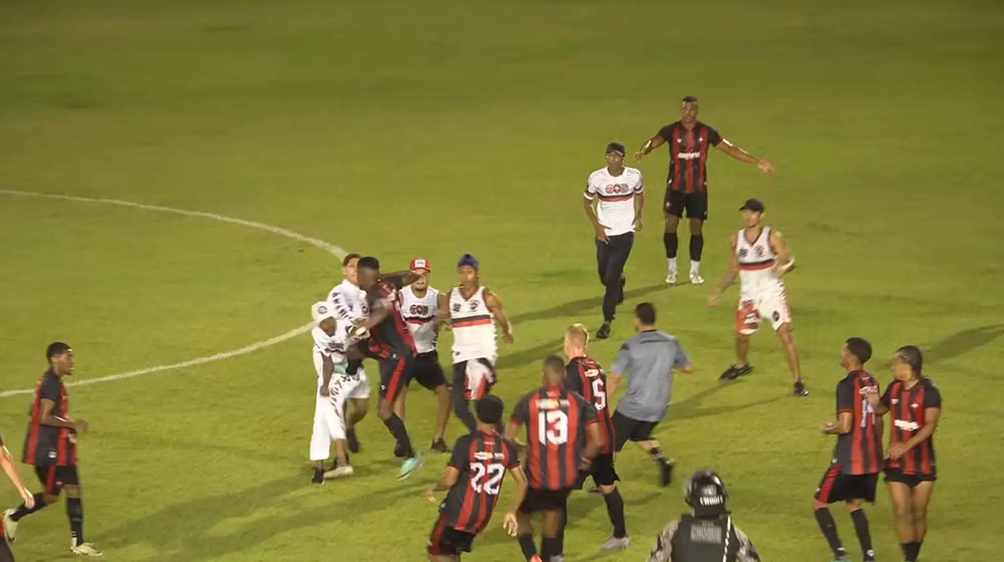 Foto do momento em que torcedores invadem gramado para agredir jogadores durante jogo no Maranhão