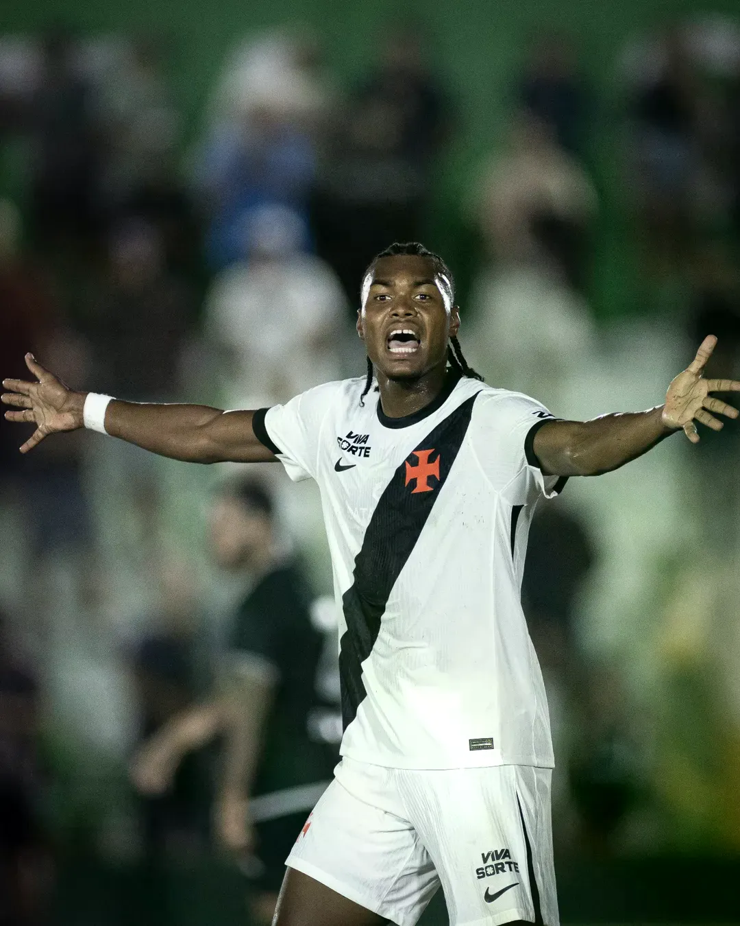 O jovem atacante GB faz parte do elenco principal do Vasco