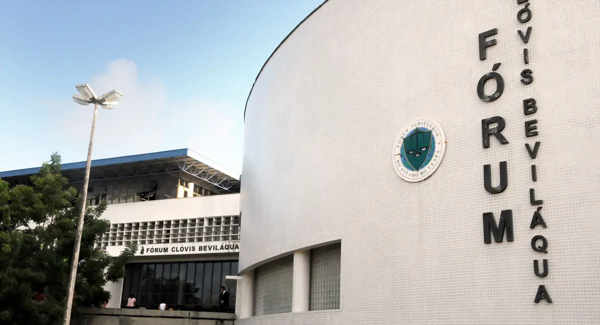 parede branca fachada do forum clovis bevilaqua.