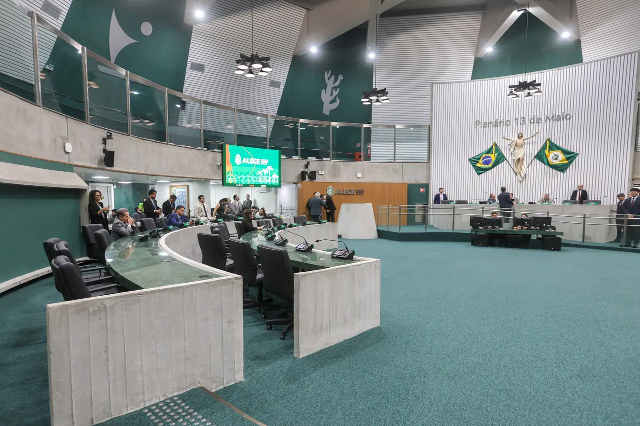 Deputados durante votação no Plenário 13 de Maio da Alece.