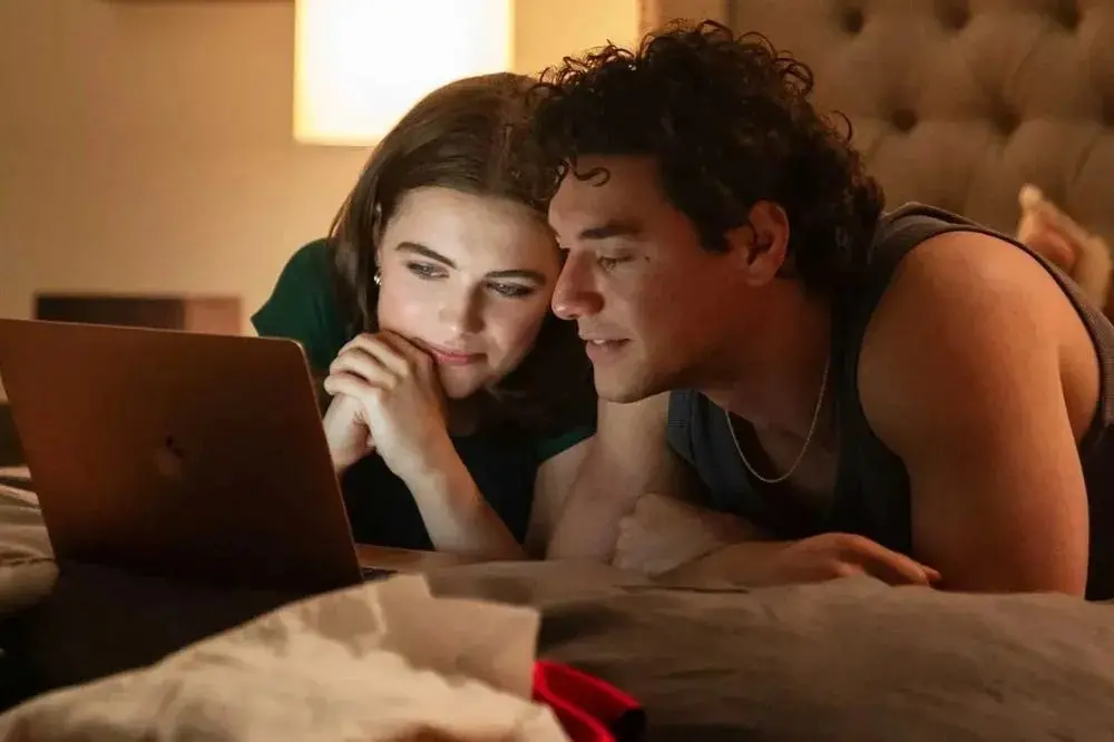 Imagem de divulgação da série Off Campus, que terá título Amores Improváveis no Brasil