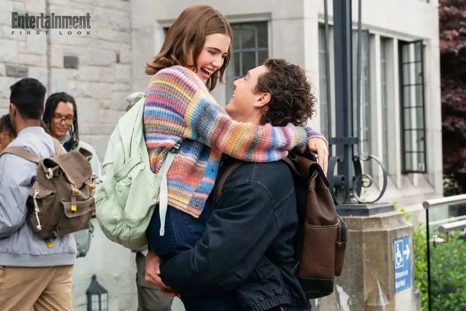 Imagem de divulgação da série Off Campus, com Garrett e Hannah.