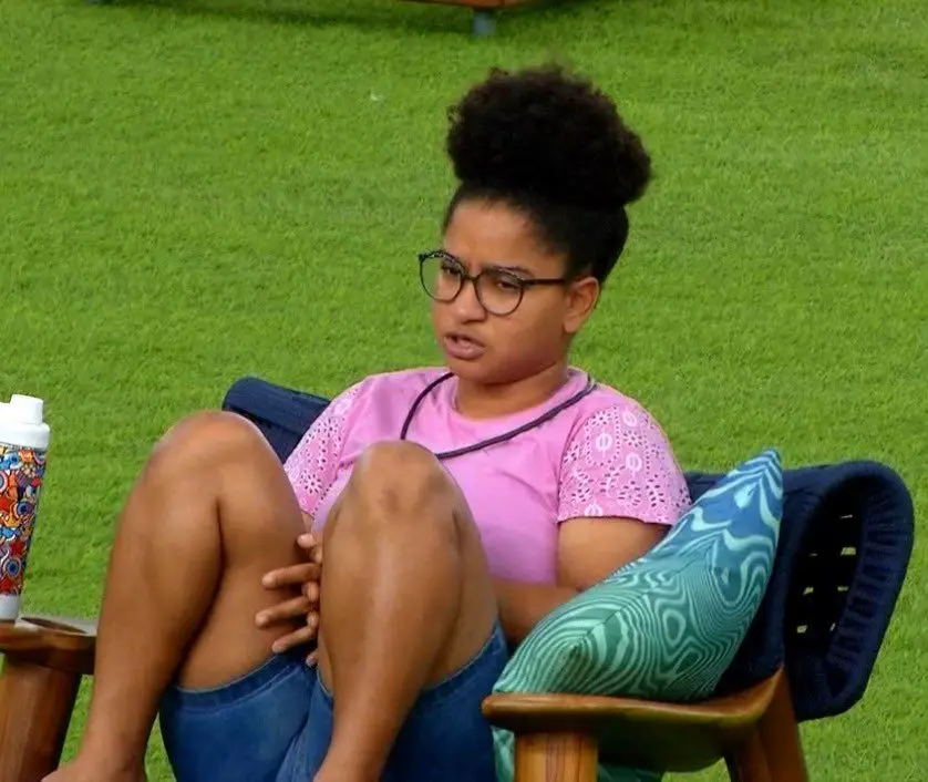 A blusa rosa por Milena virou meme nas redes sociais. 