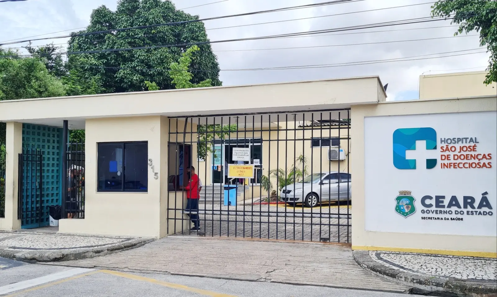 Foto da fachada do Hospital São José, em Fortaleza.