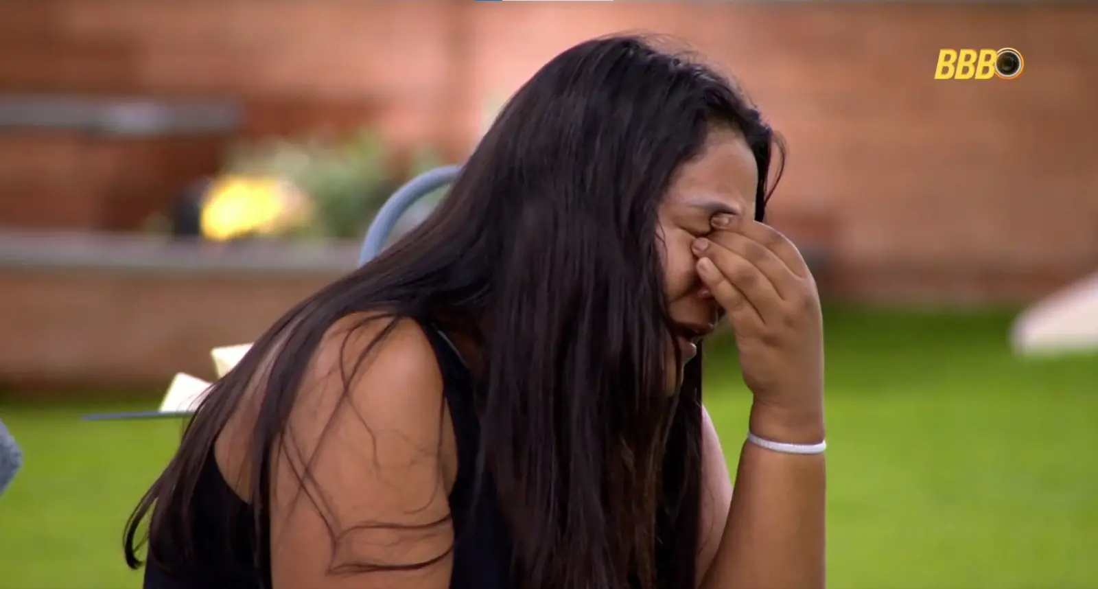 Foto da participante do Big Brother Brasil 26, Chaiany, chorando após ser eliminada da prova do líder.