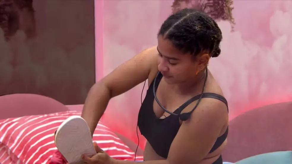 foto de Milena sujando roupas de Alberto Cowboy no Quarto Sonho de Voar, do BBB 26.