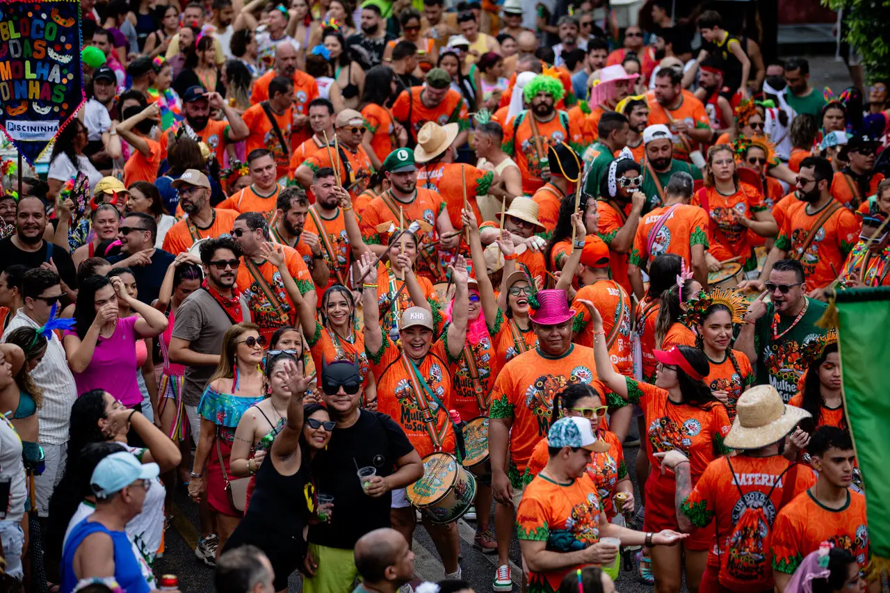 Uma multidão festiva do bloco 