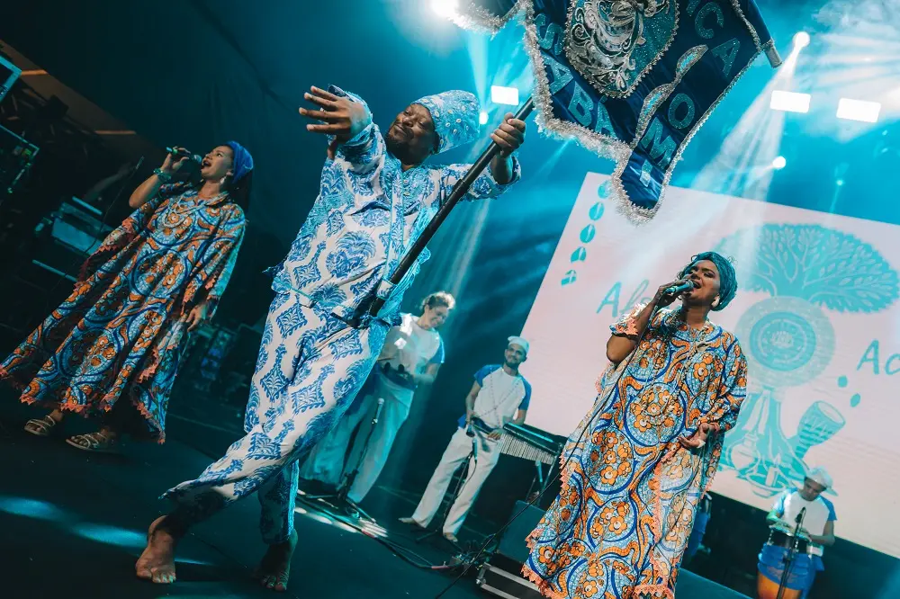 Afoxé Acabaca se apresenta no palco do Ciclo Carnavalesco.
