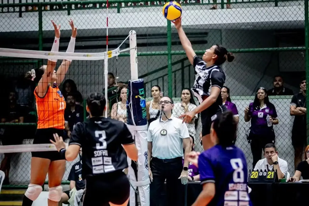 Atleta em ação pelo vôlei feminino do Ceará