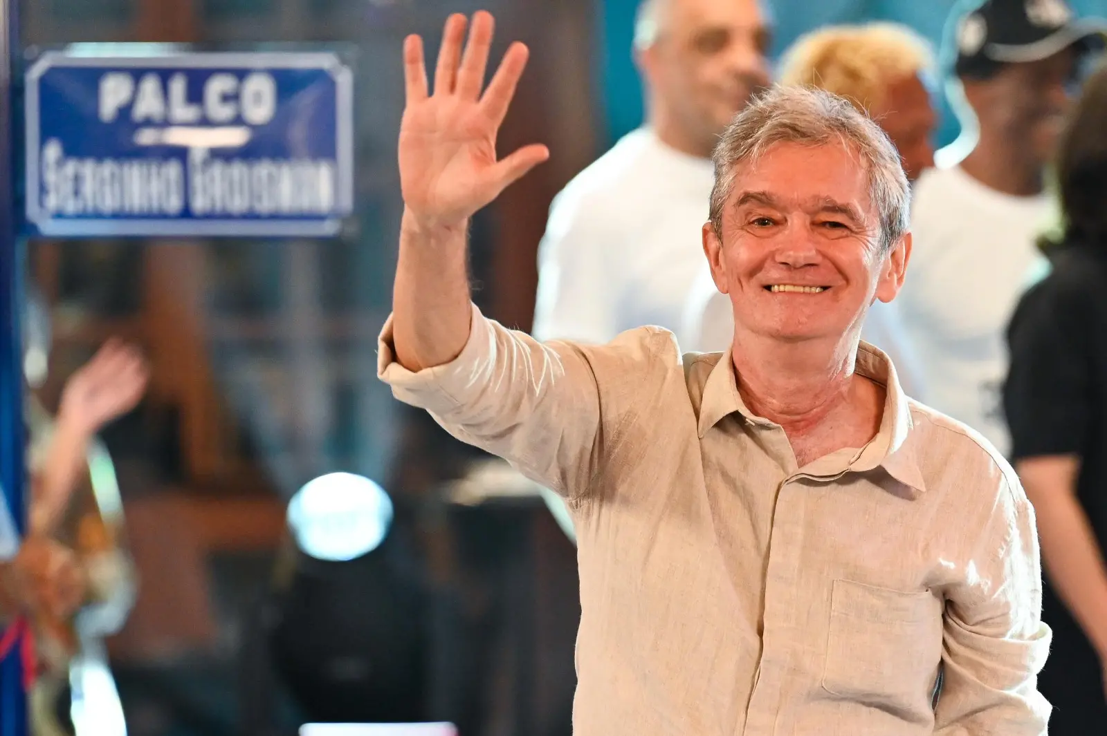 Apresentador Serginho Groisman acenando.