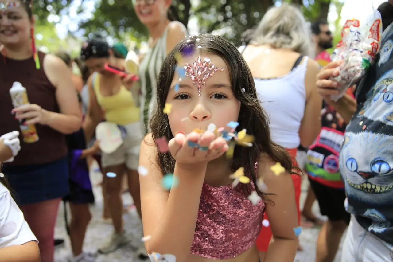 Imagem da notícia: Sábado de Carnaval inicia com mini-heróis, princesas e 'chuva' de confete no Passeio Público