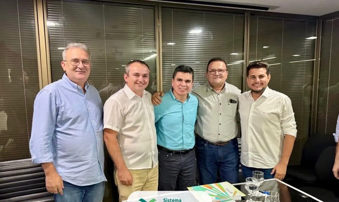 Representantes do Governo do Ceará e da Faec posam para foto juntos.