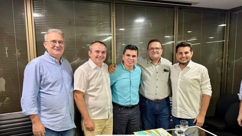 Representantes do Governo do Ceará e da Faec posam para foto juntos.