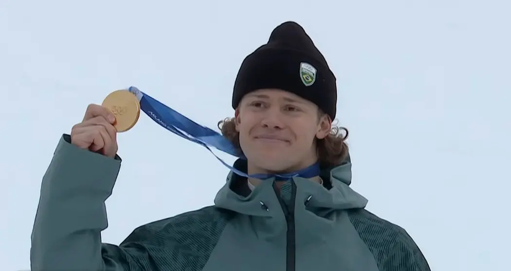 Lucas Pinheiro exibe medalha de ouro