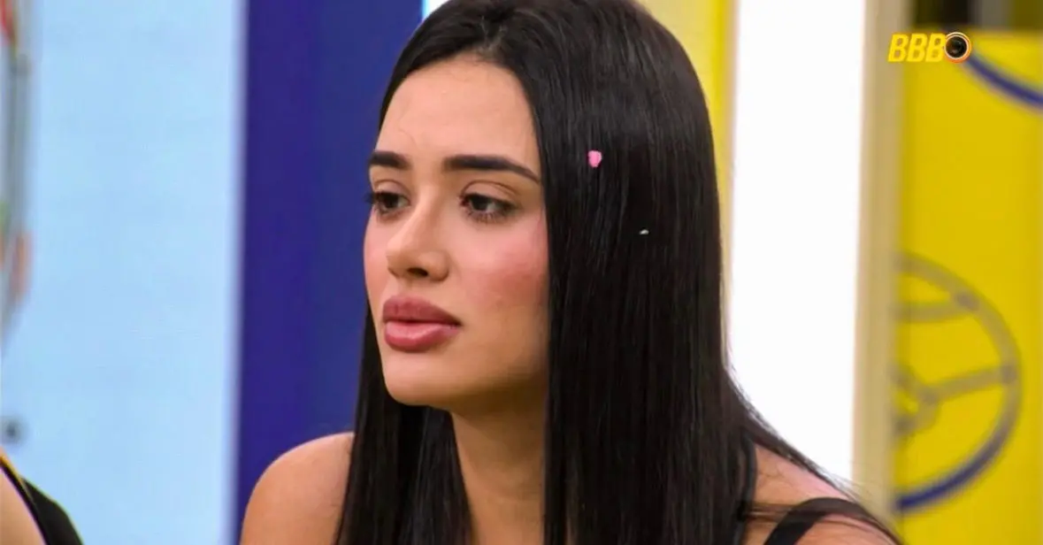 Jordana Morais é uma mulher branca, jovem, de cabelo preto longo e liso. Na foto, ela está contemplativa.
