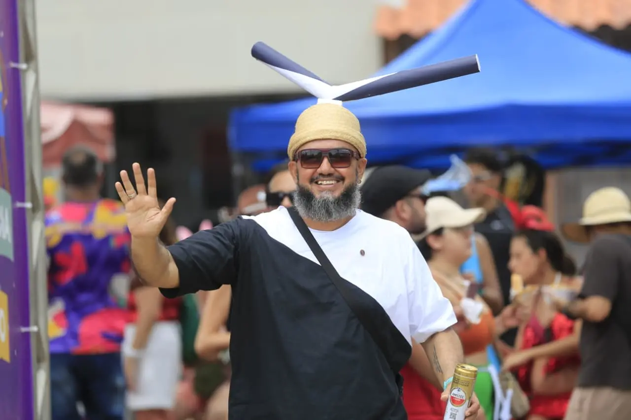 Folião vestido de obra de Sérvulo Esmeraldo.