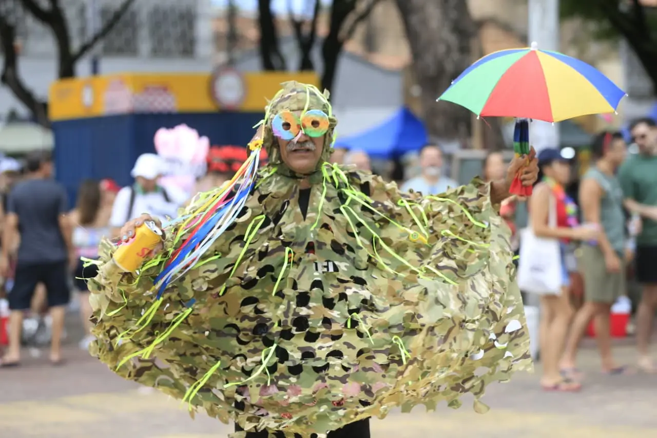 Folião com fantasia de camuflagem.