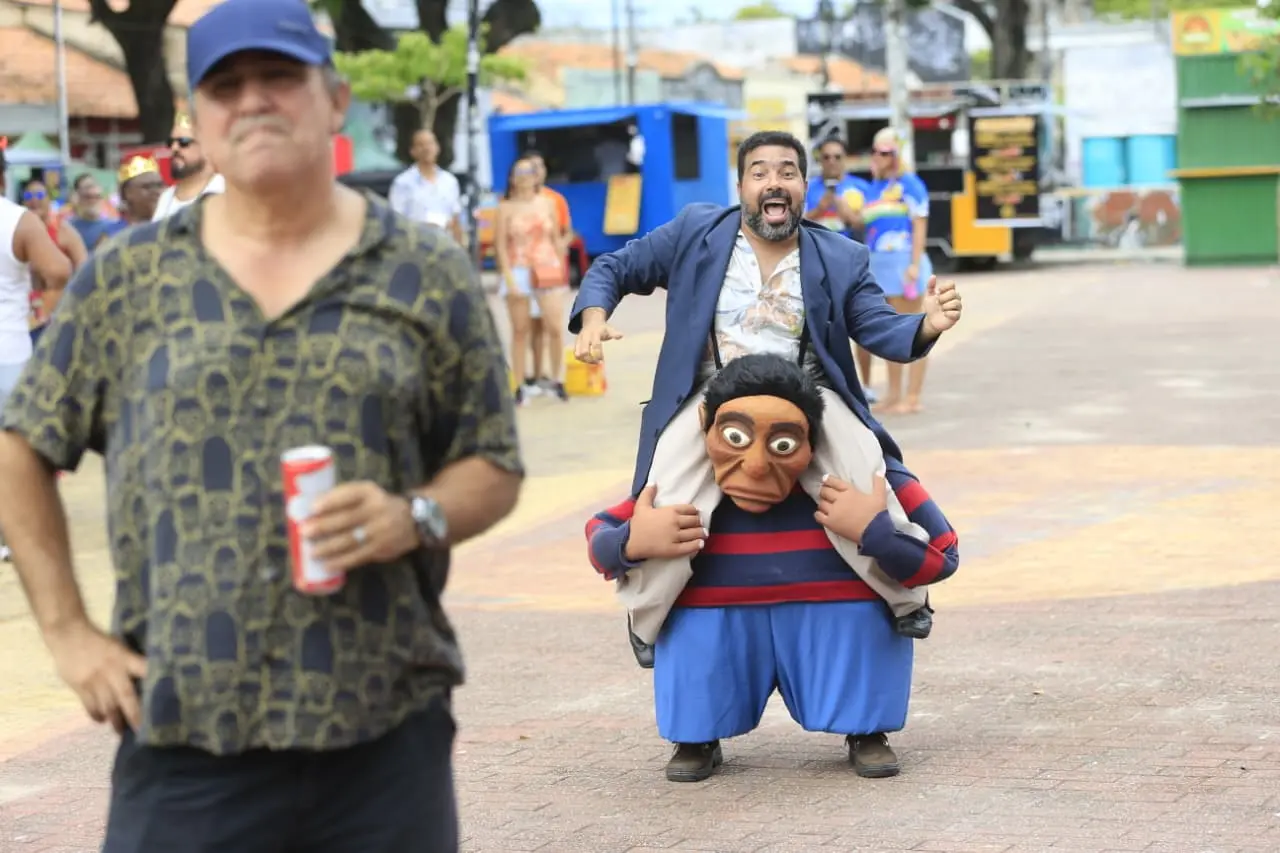 Folião vestido de boneco.