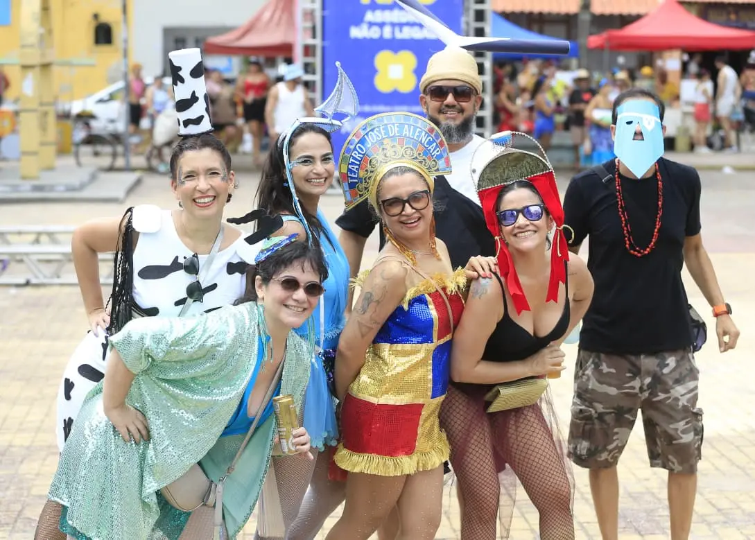 Grupo de amigos com diferentes fantasias.