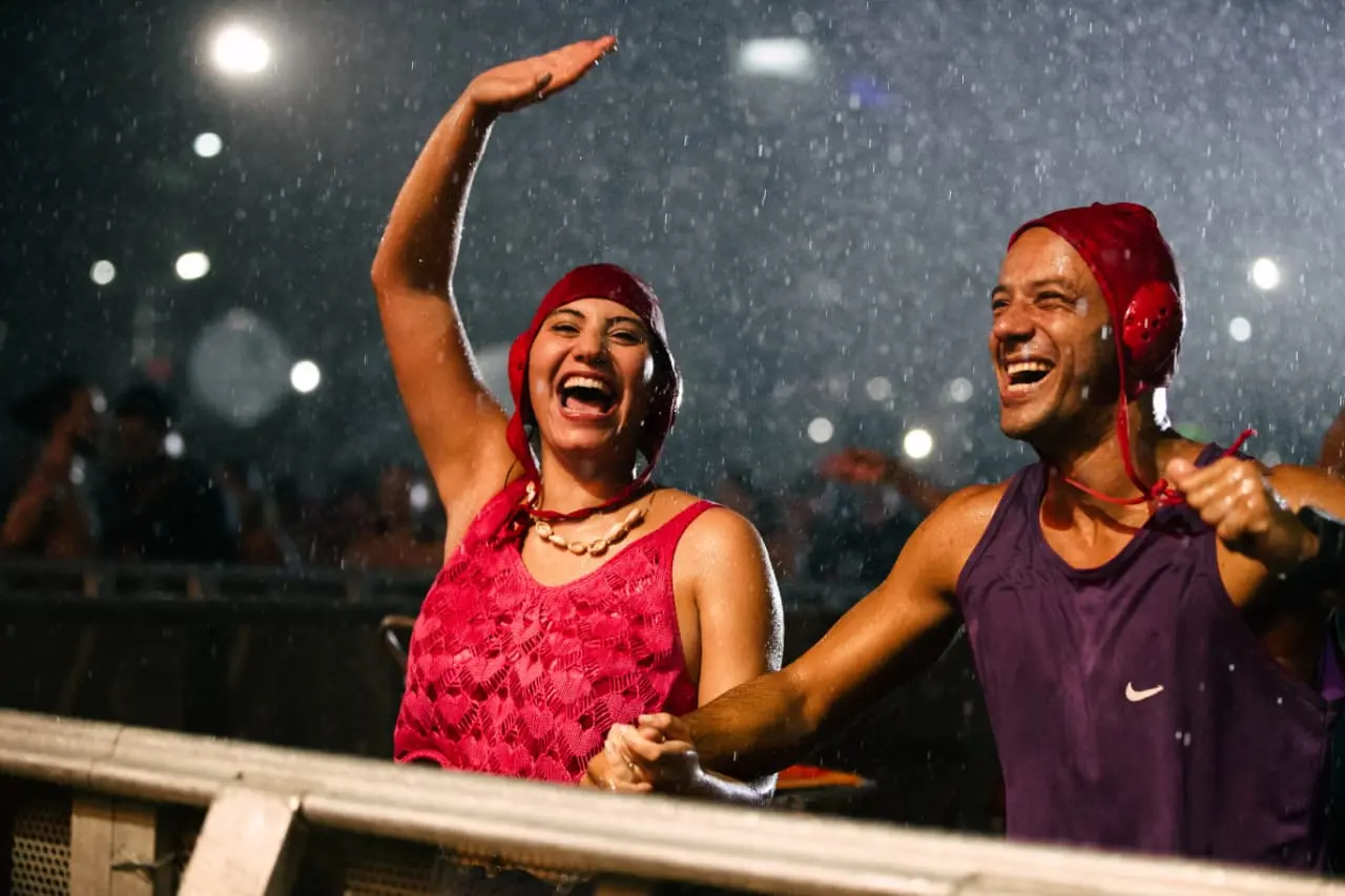 Casal comemora carnaval fantasiado em meio à chuva em Fortaleza.