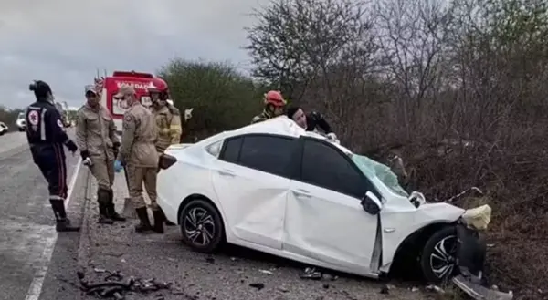 acidente carro branco bombeiros policiais.