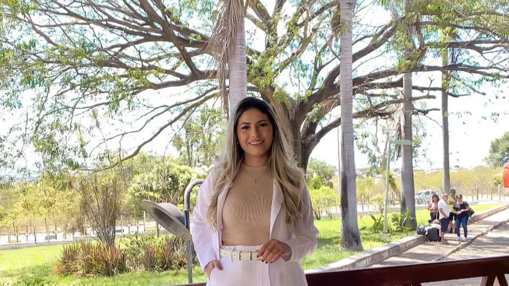 ana vitima roupa branca foto verde fundo arvore.