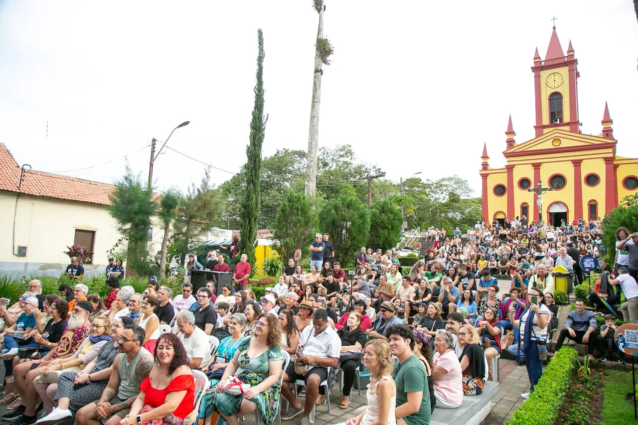 Centenas de pessoas sentadas em cadeiras posicionadas na escadaria da igreja matriz da cidade de Guaramiranga, Ceará, para assistir a um show do Festival de Jazz e Blues.