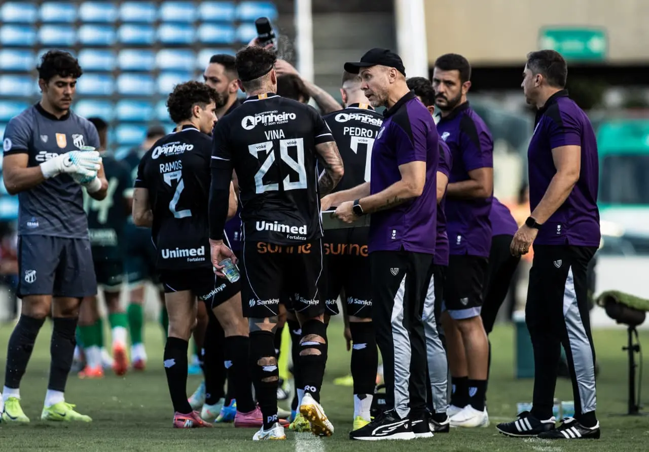 Foto de Mozart, que celebra vitória do Ceará sobre o Floresta