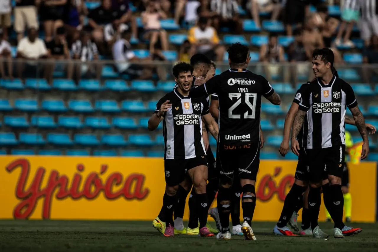 Rafael Ramos e Vina comemoram gol marcado pelo ceará