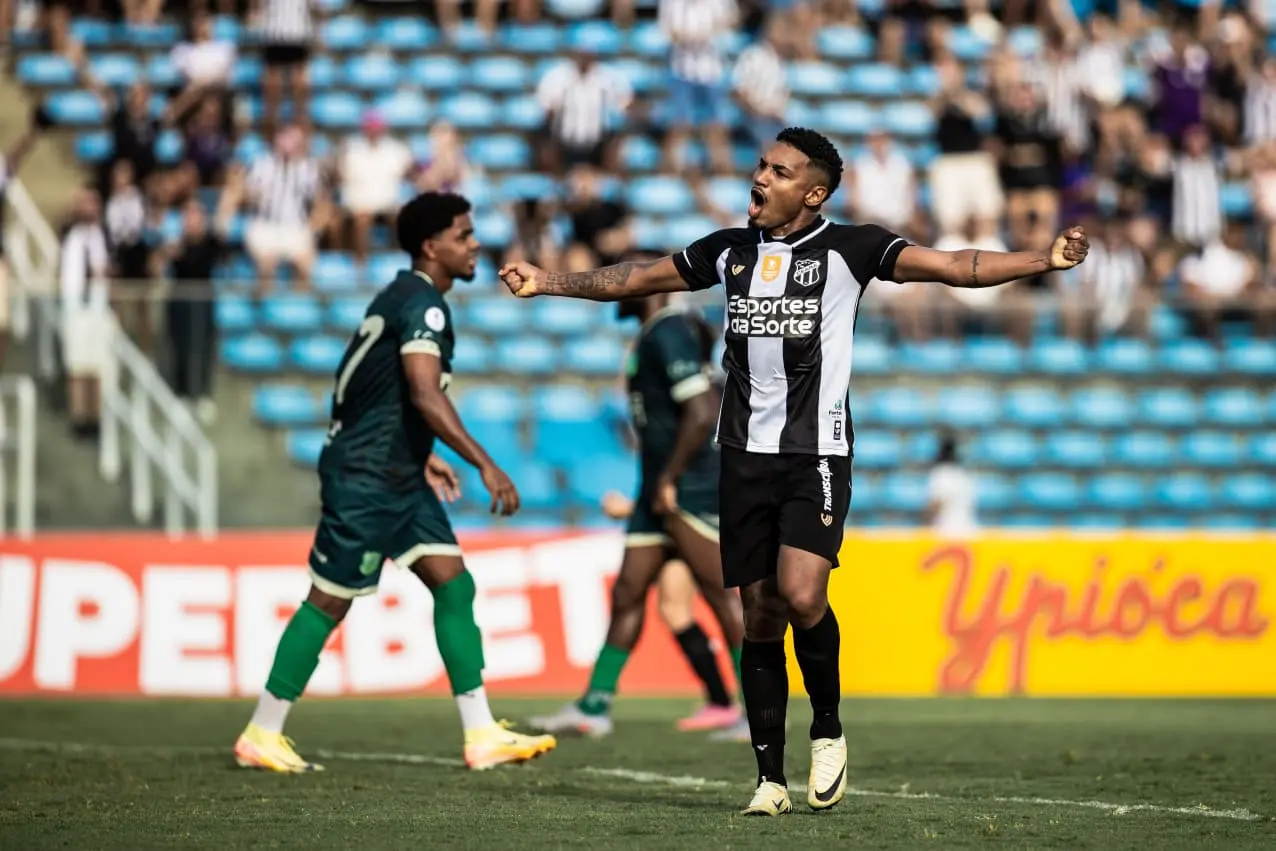 Fernandinho do Ceará comemora gol