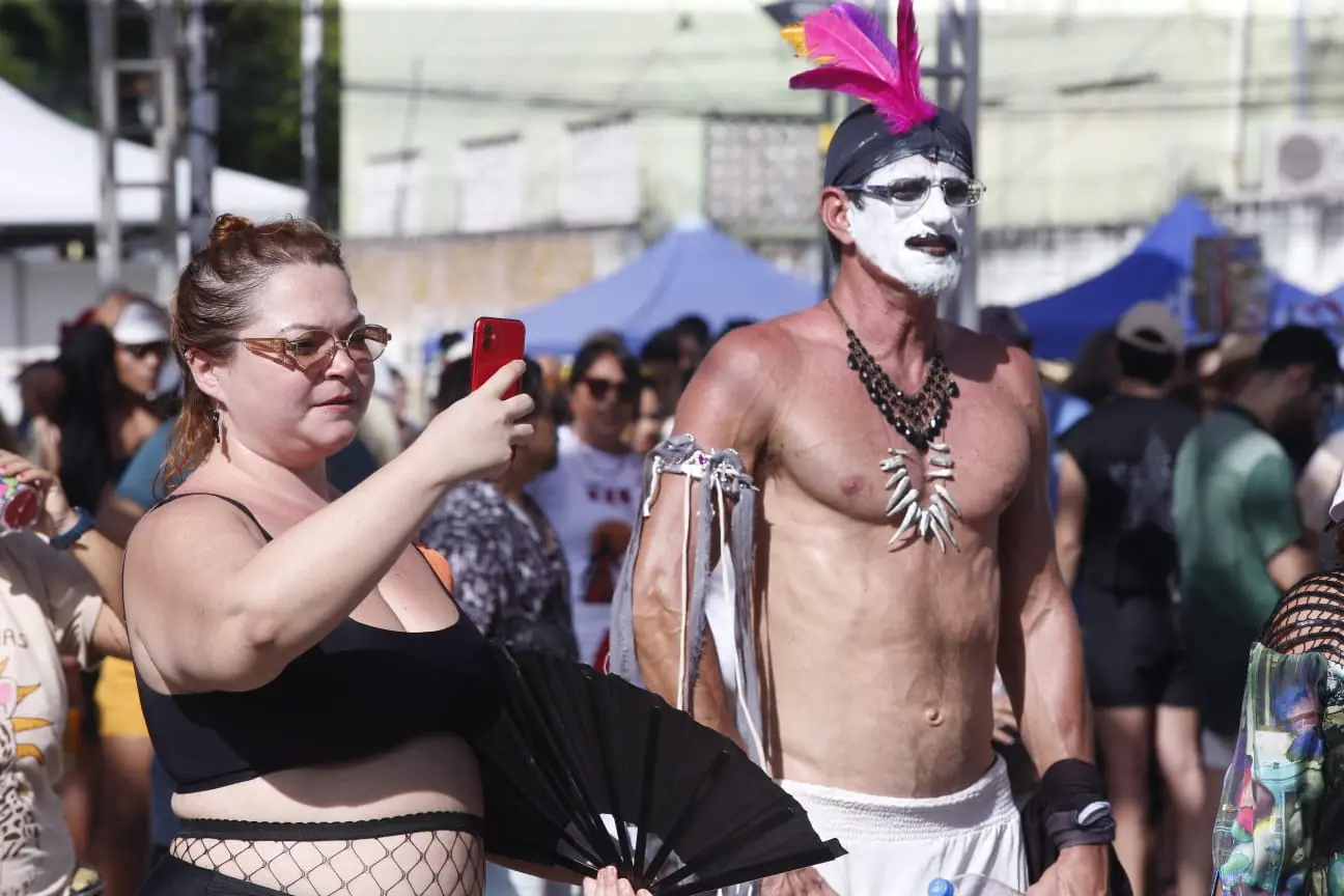 foto de foliões no carnaval de fortaleza.
