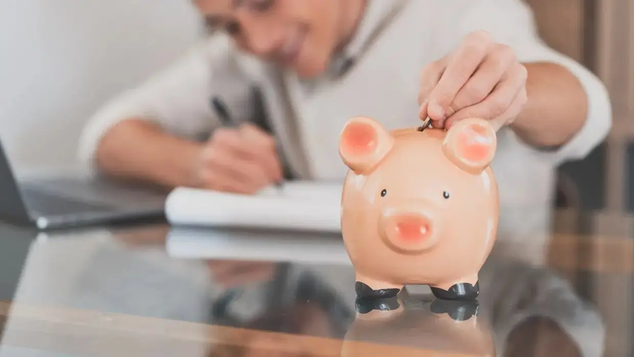 Imagem ilustrativa com cofre de porquinho.