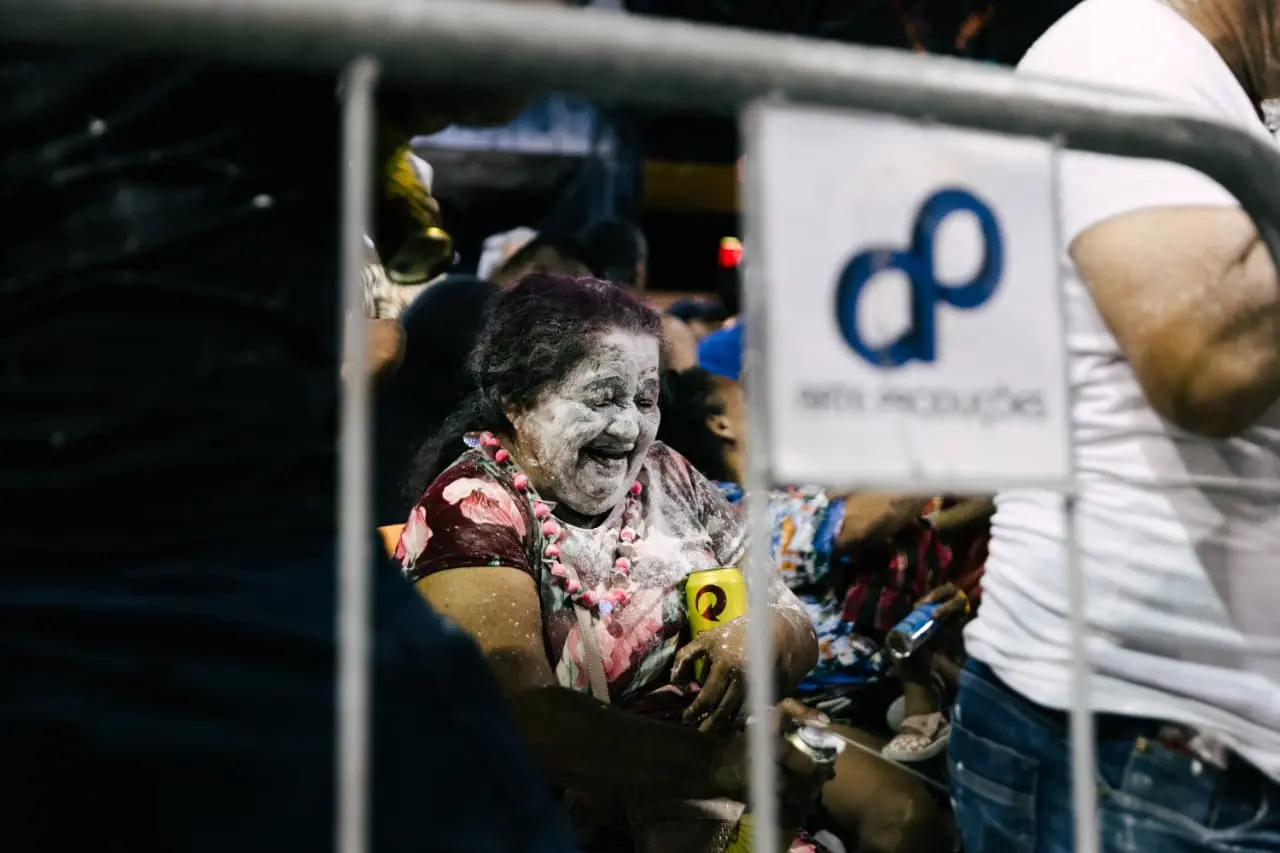 Folia acompanha desfiles na Avenida Domingos Olimpio.