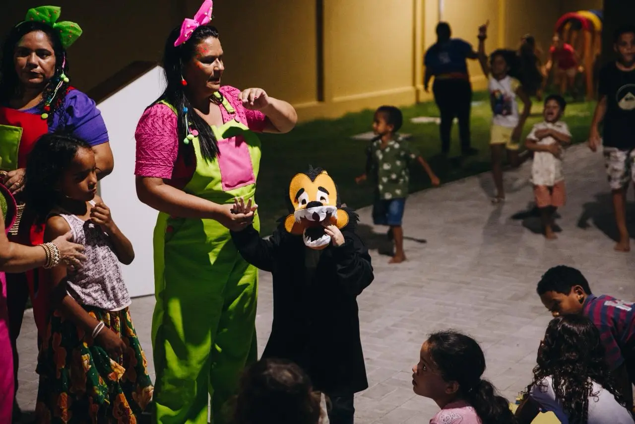 Imagem de crianças brincando na creche.