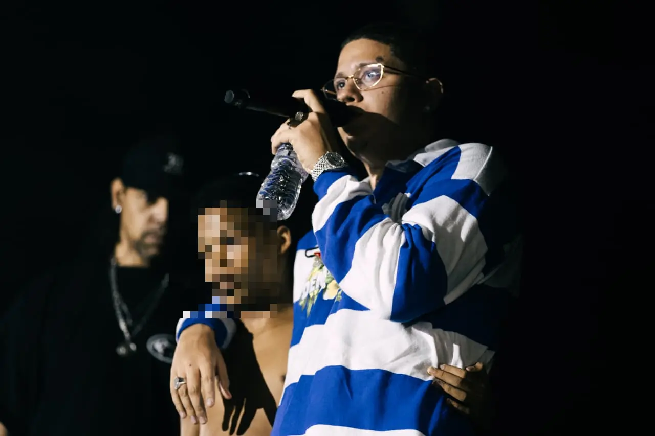 Wiu abraça fã que invadiu o palco durante show no Aterrinho da Praia de Iracema, em Fortaleza, na noite desta segunda-feira (16).